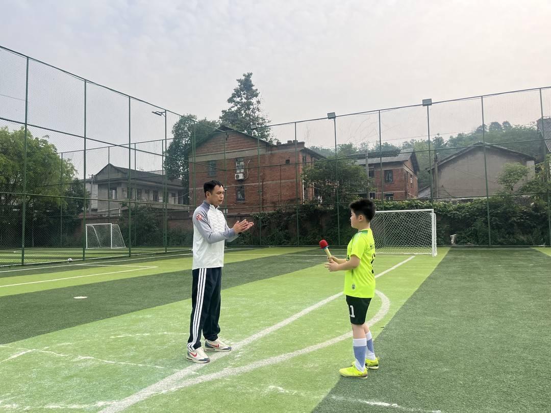 kaiyun-川超自贡球员现身塘坎上小学足球决赛 寄语学子：“享受比赛，勇敢踢球！”